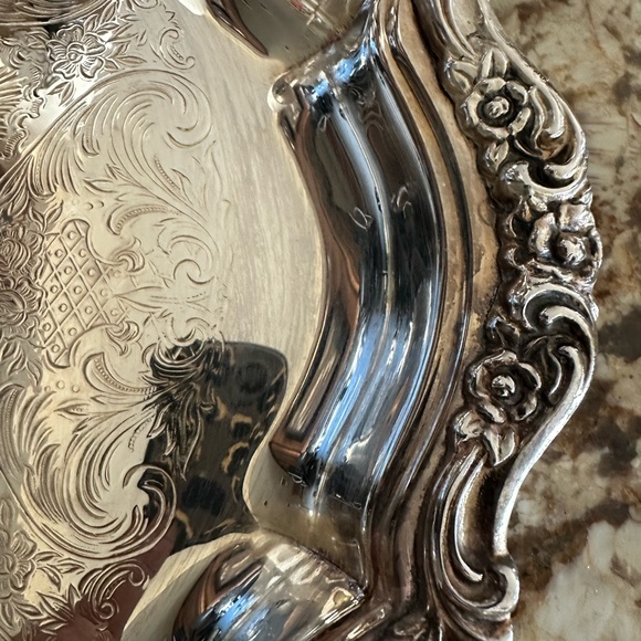 Silver plated platter International silver Co. Detailed scrollwork like new 13” - Picture 4 of 9